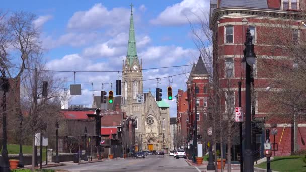 Het Verkeer Beweegt Zich Langs Een Straat Cincinnati Ohio — Stockvideo