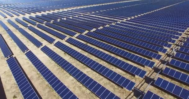 Kaliforniya Nın Mojave Çölü Ndeki Bir Güneş Enerjisi Çiftliğinin Üzerinde — Stok video
