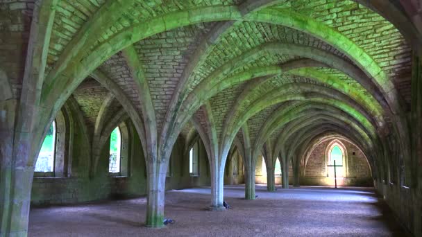 Das Schöne Gewölbte Innere Der Fountains Abbey England — Stockvideo