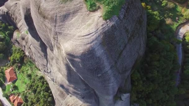 登山家としての美しい空中は ギリシャのメテオラにある岩肌の崖の顔を登る — ストック動画