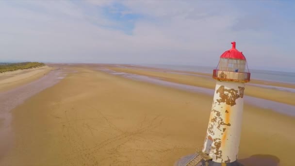 威尔士Ayr灯塔的一个壮丽的航拍 前有风化的栅栏 — 图库视频影像