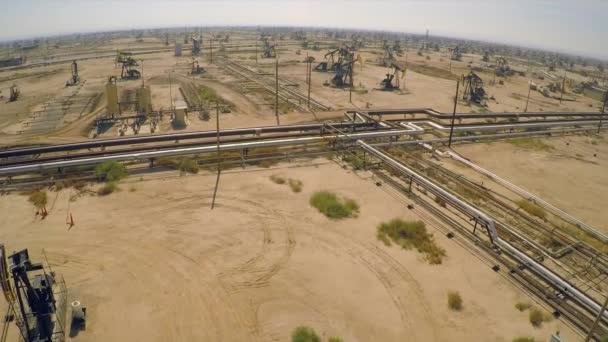 加州贝克尔斯菲尔德附近广阔的油田和井架上惊人的空中射击 — 图库视频影像