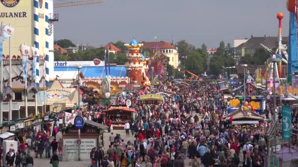 德国慕尼黑的Oktoberfest有很多人参加 — 图库视频影像