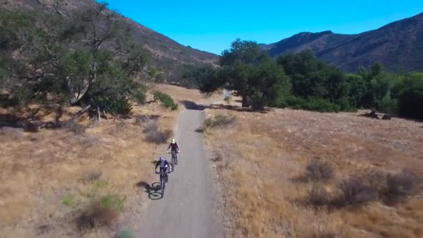 Boa Antena Seguindo Dois Ciclistas Montanha Andando Nas Montanhas Califórnia — Vídeo de Stock