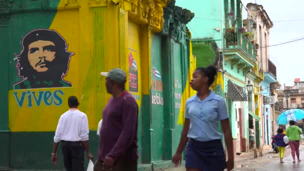 古巴哈瓦那古城 建筑物上有宣传画 — 图库视频影像