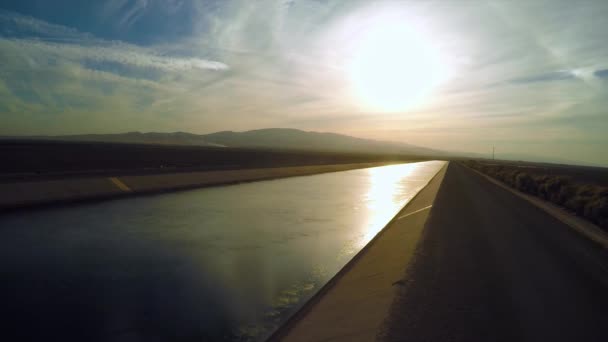 Ein Luftbild Über Dem Aquädukt Von Los Angeles Bei Sonnenuntergang — Stockvideo