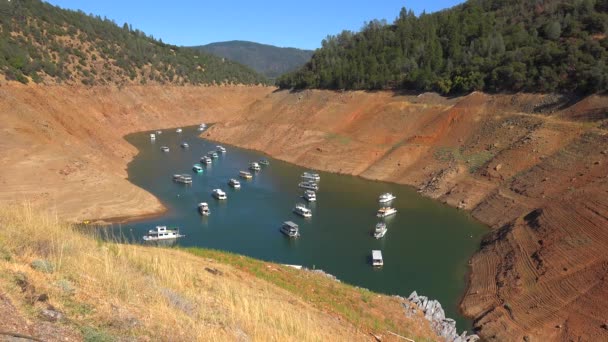 Hausboote Sitzen Bei Extremer Trockenheit Niedrigwasser Oroville Lake Kalifornien — Stockvideo