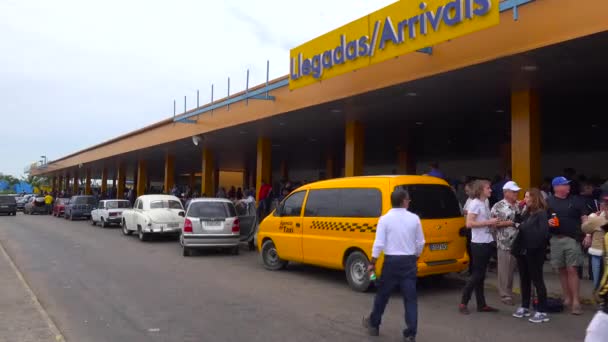 Pasażerowie Przybywają Międzynarodowe Lotnisko Jose Marti Hawanie Kubie — Wideo stockowe