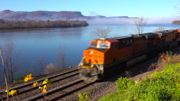 Nákladní Vlak Jede Podél Řeky Mississippi — Stock video