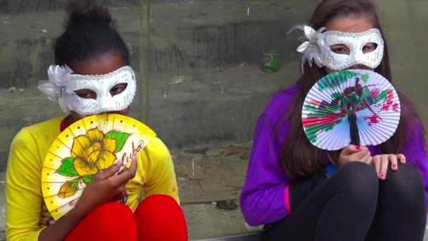 Vestido Crianças Máscaras Estilo Mardi Gras Nas Ruas Havana Cuba — Vídeo de Stock