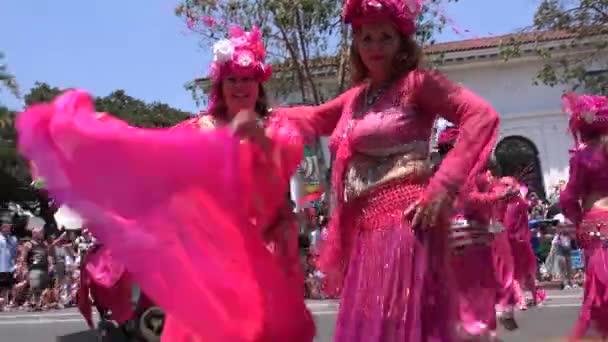 Straatartiesten Dansers Amuseren Menigte Tijdens Zonnewende Zomerparade Santa Barbara Californië — Stockvideo