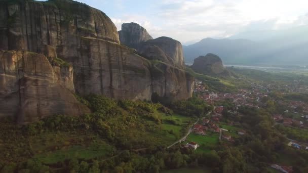 Gyönyörű Antenna Arany Fényben Sziklák Felett Meteora Görögország — Stock videók