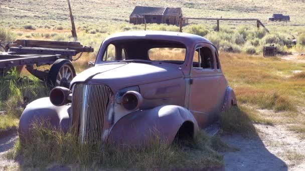 Coche Viejo Otra Época Sienta Los Campos Ciudad Fantasma Abandonada — Vídeo de stock