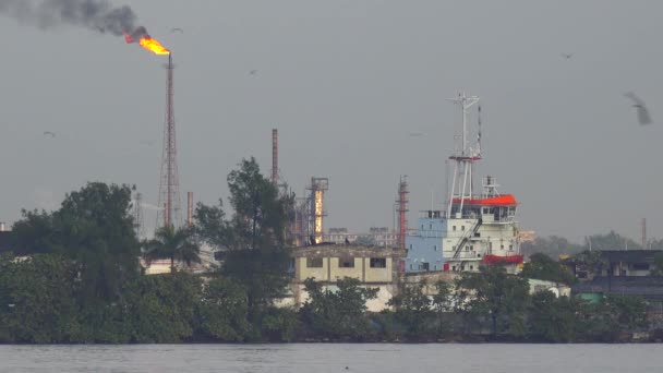 古巴哈瓦那港的港湾轮渡船经过 以工业场景为背景 — 图库视频影像