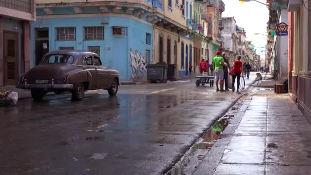 Люди Ходят Старому Городу Гавана Куба — стоковое видео