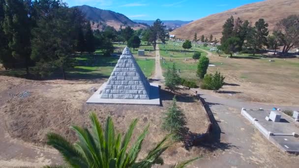Colpo Aereo Sopra Una Grande Piramide Pietra Cimitero Vicino San — Video Stock