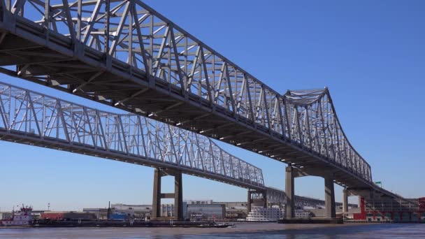 Barcos Carga Otros Barcos Viajan Bajo Puente Crescent City Bridge — Vídeo de stock