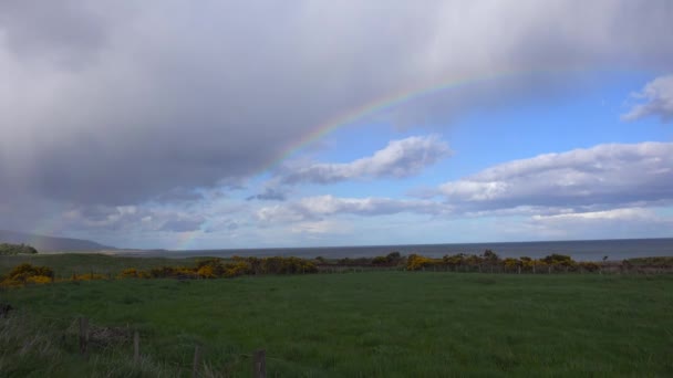 Regenbogen Bilden Sich Himmel Nordschottlands — Stockvideo