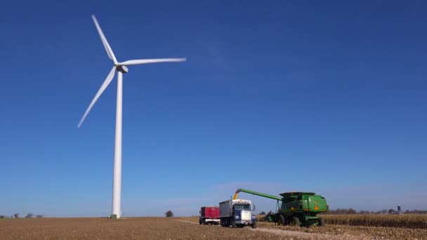 Molinos Viento Gigantes Giran Cerca Una Granja Rural Del Medio — Vídeo de stock