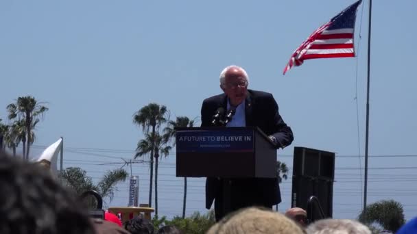 Bernie Sanders Mluví Před Obrovským Davem Politickém Shromáždění Našem Rozbitém — Stock video