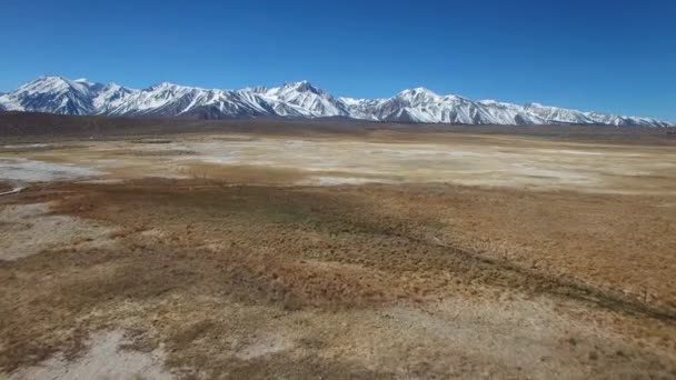 Una Antena Sobre Una Llanura Geotérmica Las Montañas Sierra Nevada — Vídeos de Stock