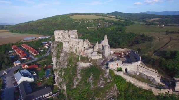 Lenyűgöző Légi Kilátás Egy Elhagyatott Várrom Egy Dombtetőn Szlovákiában — Stock videók