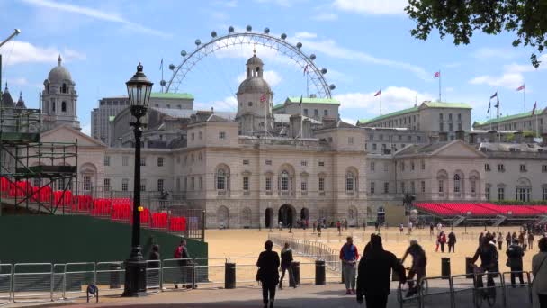 Πεζοί Περπατούν Στο James Park Στο Λονδίνο Φόντο London Eye — Αρχείο Βίντεο