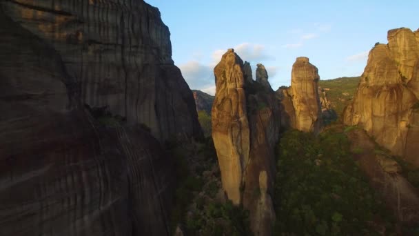 ギリシャ メテオラの岩の形成に関する美しい空気 — ストック動画