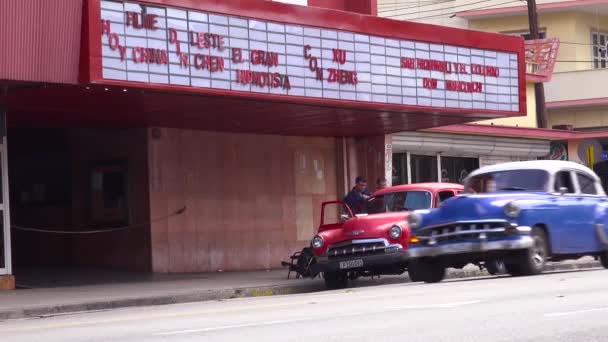 Мужчины Грузят Старую Машину Возле Кинотеатра Гаване Куба — стоковое видео