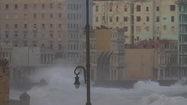 Παραλιακός Περίπατος Της Malecon Στην Αβάνα Της Κούβας Δέχεται Ένα — Αρχείο Βίντεο