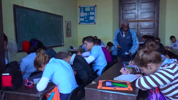 Étudiants Étudient Dans Une Salle Classe Cuba Comme Enseignant Regarde — Video