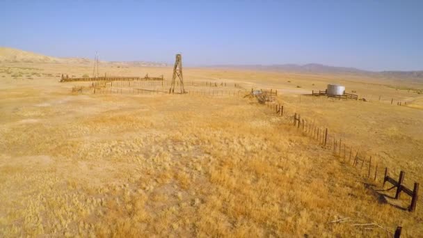 Een Antenne Boven Een Verlaten Ranch Woestijn Van Carrizo Vlakte — Stockvideo