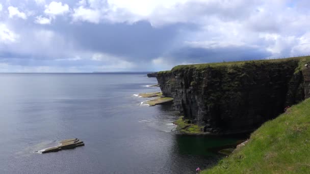 Opname Van Prachtige Groene Kust Van Schotland Ierland — Stockvideo