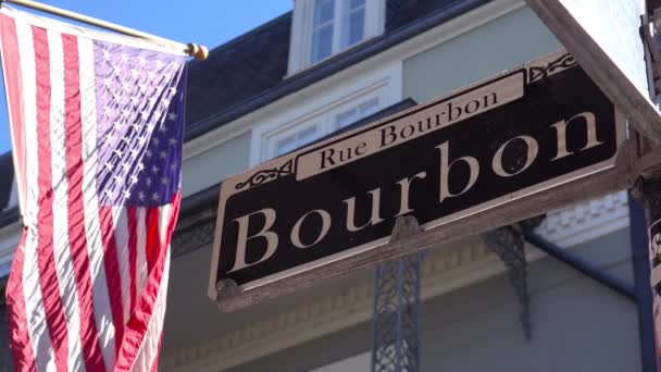 Signo Bourbon Street Barrio Francés Nueva Orleans Con Bandera Americana — Vídeos de Stock