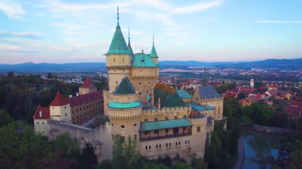 Vacker Antenn Utsikt Över Den Romantiska Bojnice Slott Slovakien Skymningen — Stockvideo