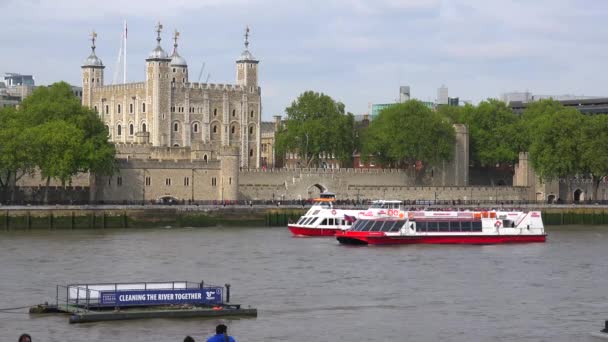 Лодки Проходят Темзе Перед Лондонским Тауэром — стоковое видео
