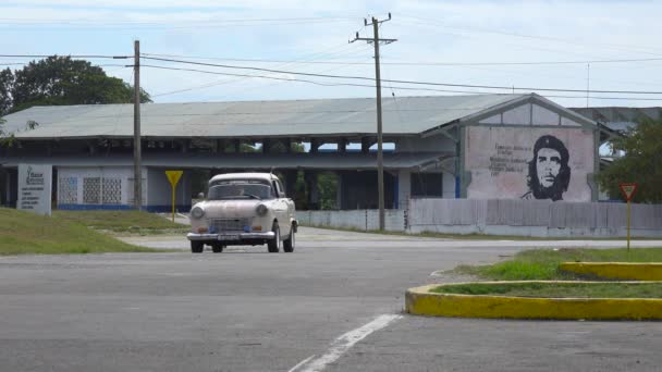 Автомобиль Едет Дороге Рядом Зданием Украшенным Революционной Картиной Коммунистической Кубе — стоковое видео