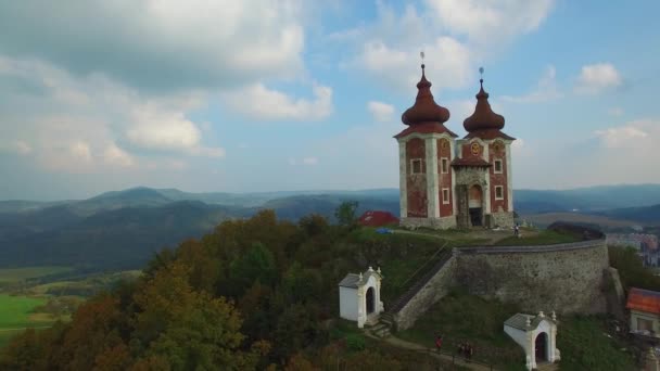 Belo Tiro Aéreo Castelo Místico Uma Colina Eslováquia Europa Oriental — Vídeo de Stock