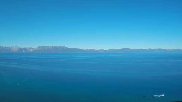 ネバダ州タホ湖の山頂でハイカーを上空から撃った — ストック動画