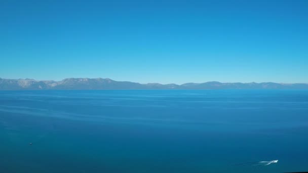 Colpo Aereo Sopra Escursionista Una Cima Una Montagna Nel Lago — Video Stock