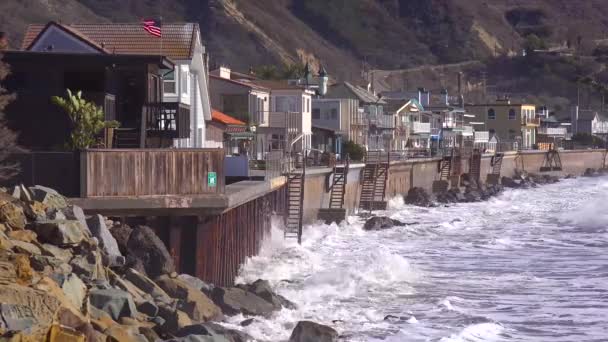 在一场非常大的风暴中 巨浪和海浪冲向南加州的海滨别墅 — 图库视频影像