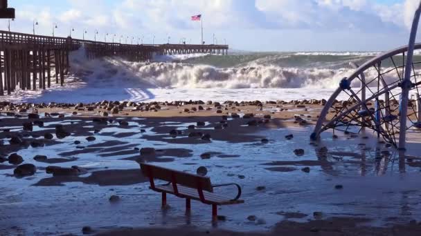 Огромные Волны Разбиваются Пляже Калифорнии Пирсе Время Большого Шторма — стоковое видео