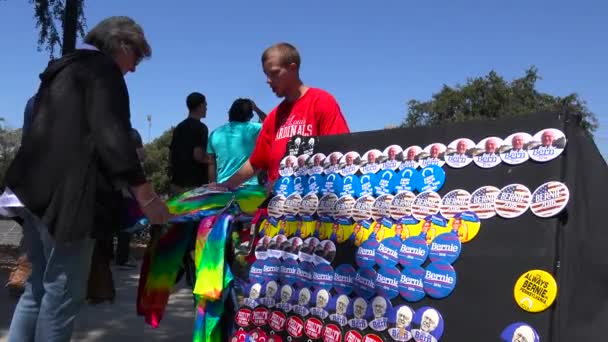 Een Verkoper Verkoopt Bernie Sanders Memorabilia Een Rally — Stockvideo