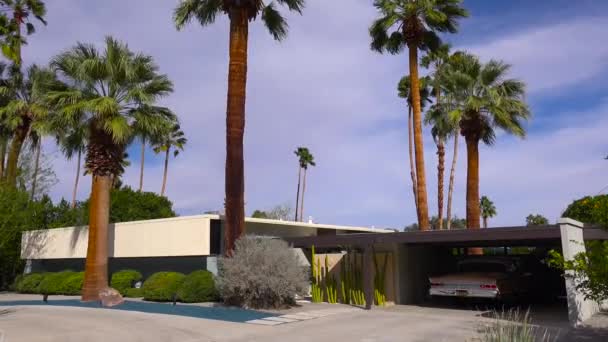 加州棕榈泉现代住宅的室外拍摄 经典复古汽车停放在车库里 — 图库视频影像