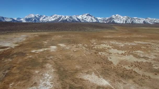 Una Antena Sobre Una Llanura Geotérmica Las Montañas Sierra Nevada — Vídeo de stock