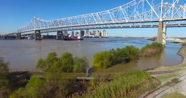 Stigande Skott Crescent City Bridge Över Mississippi Floden Avslöjar New — Stockvideo