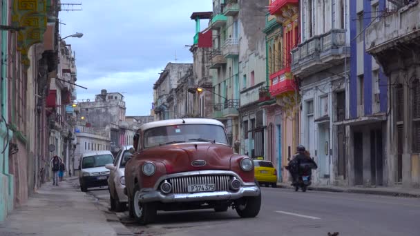 古巴哈瓦那古城拥挤的街道和小巷的壮丽景象 经典的老式汽车前瞻 — 图库视频影像