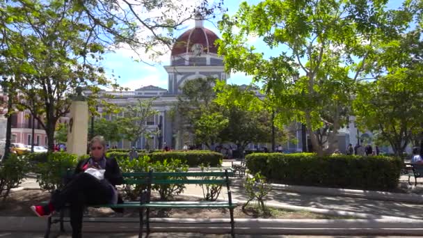 Άνθρωποι Απολαμβάνουν Μια Ηλιόλουστη Μέρα Στο Πάρκο Στο Cienfuegos Κούβα — Αρχείο Βίντεο