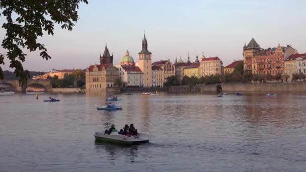 Çek Cumhuriyeti Nin Prag Kentindeki Vltava Nehri Nde Sürat Tekneleri — Stok video