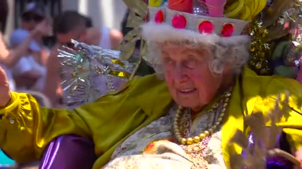 Een Zeer Oudere Vrouw Wordt Gekroond Een Straatparade Santa Barbara — Stockvideo